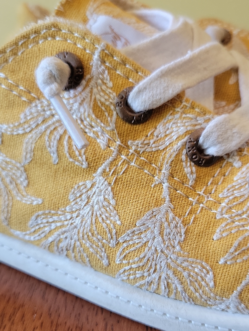 Roxy Surf Yellow Floral Sneaker | 8.5 - Picture 7 of 12